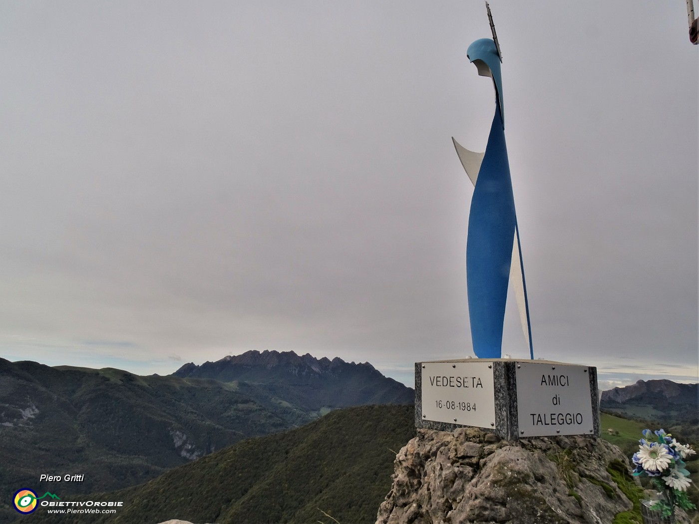 54 Alla Madonna delle cime in vetta al Corno Zuccone (1458 m) con vista in Resegone.JPG